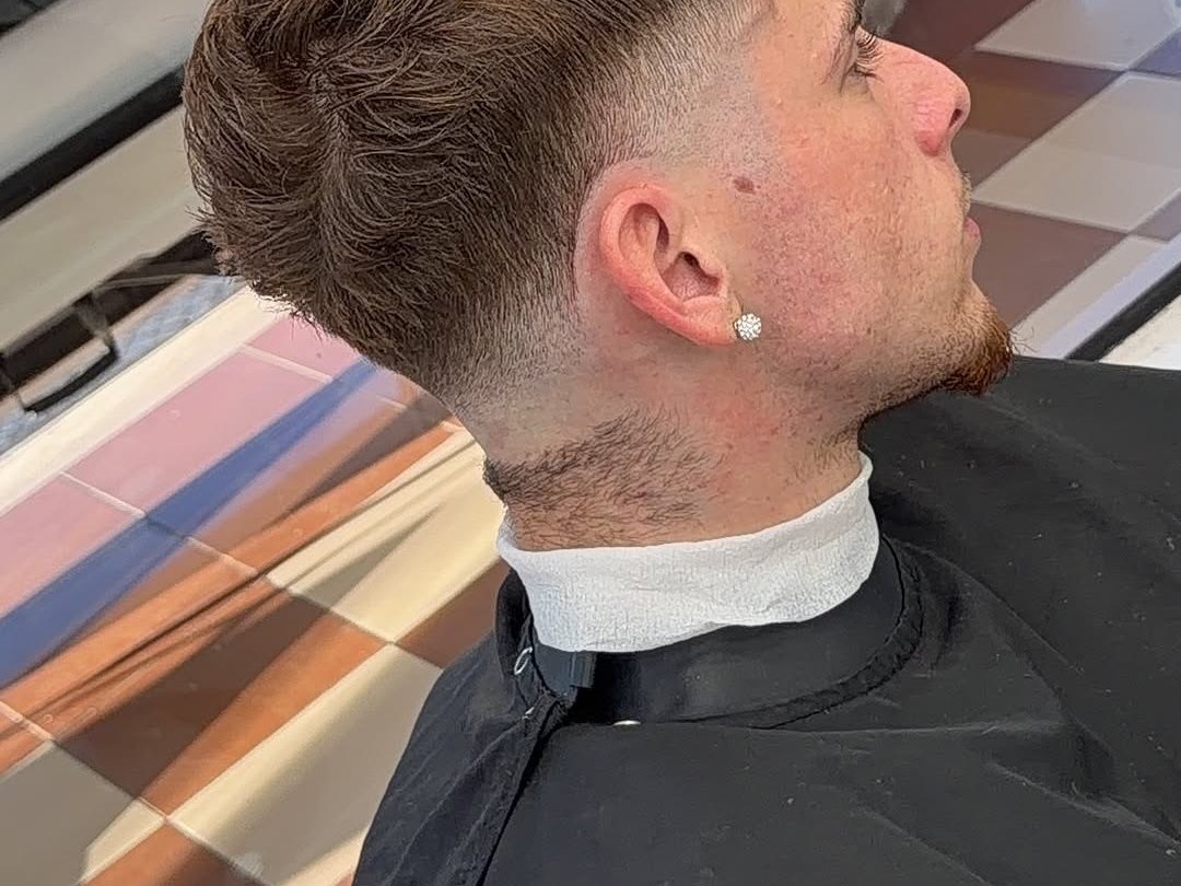 Corte de cabelo em high taper, visto de lado