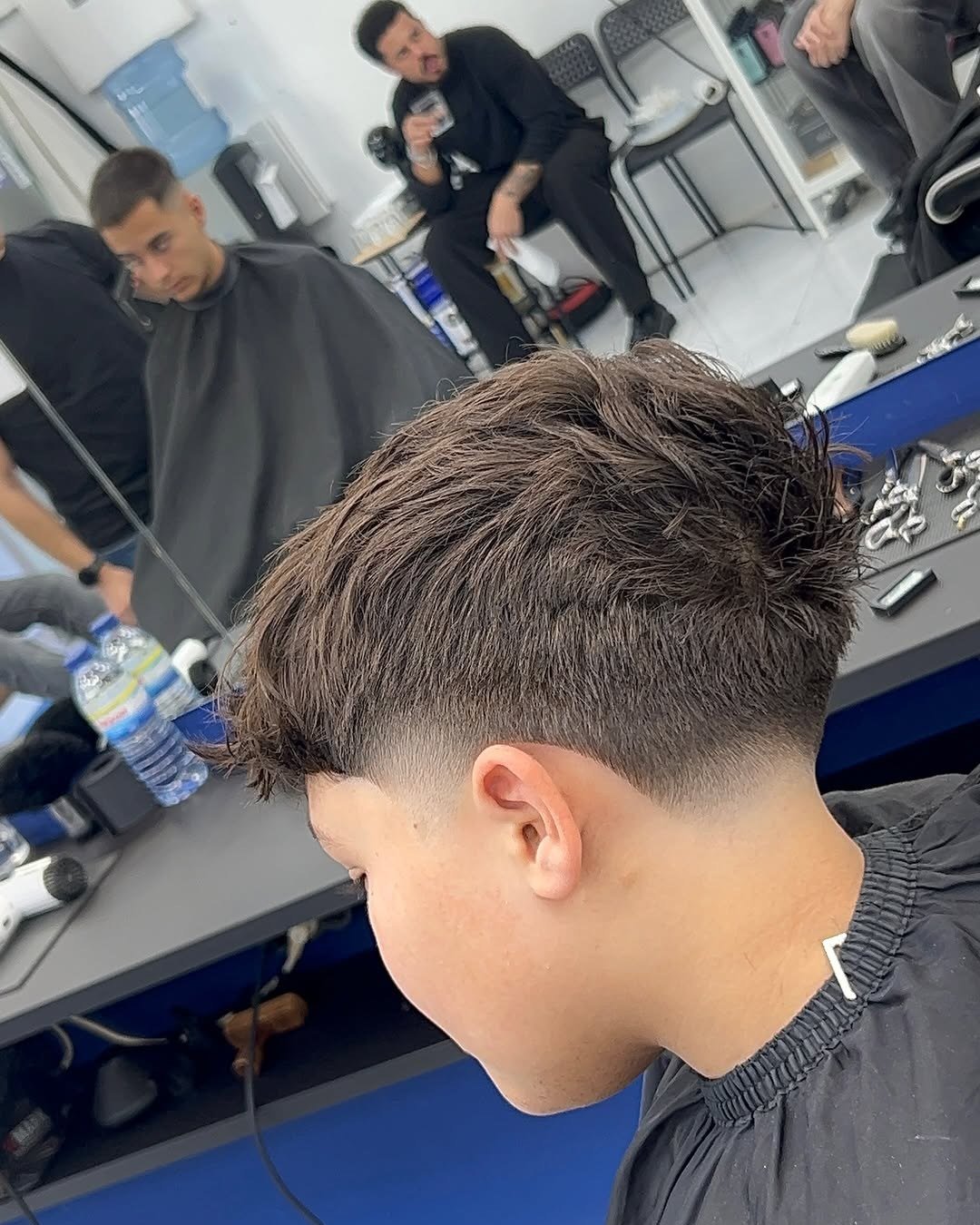 Corte de cabelo em high fade, fotografado na barbearia